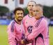 Bixente Lizarazu, Laurent Blanc, Claude Brasseur s'amusent dans une vague rose !