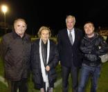 Claude Brasseur, Bernadette Chirac, le maire de la ville Peyuco Duhart et Fabien Onteniente lors du match de charité du Variétés club de France contre la sélection Geodis, à Saint-Jean-de-Luz, le 13 octobre 2010