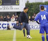 Serge Blanco donne le coup d\'envoi lors du match de charité du Variétés club de France contre la sélection Geodis, à Saint-Jean-de-Luz, le 13 octobre 2010