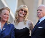 Laura Dern, entourée de ses parents Diane Ladd et Bruce Dern, lors de l\'inauguration de leurs trois Etoiles sur le Walk of Fame d\'Hollywood Boulevard, à Los Angeles, le 1er novembre 2010.