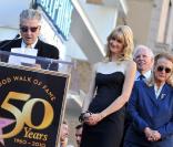 Laura Dern, entourée de ses parents Diane Ladd et Bruce Dern, lors du discours de David Lynch à l'occasion de l'inauguration de leurs trois Etoiles sur le Walk of Fame d'Hollywood Boulevard, à Los Angeles, le 1er novembre 2010.