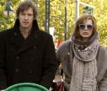 Milla Jovovich entourée de sa petite Ever et de son époux Paul W. S. Anderson à Berlin. Octobre 2010