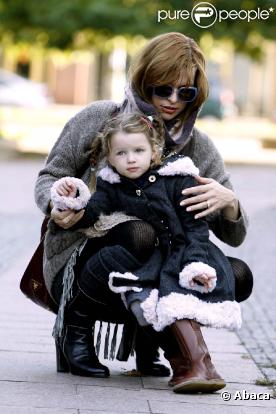 Milla Jovovich entourée de sa petite Ever et de son époux Paul W. S. Anderson à Berlin. Octobre 2010