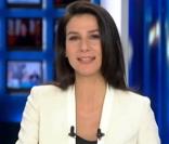 Marie Drucker, très chic dans son tailleur blanc pour la présentation du JT de 20 Heures de France 2, samedi 30 octobre 2010. A un détail près...