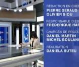 Marie Drucker, très chic dans son tailleur blanc pour la présentation du JT de 20 Heures de France 2, samedi 30 octobre 2010. A un détail près...