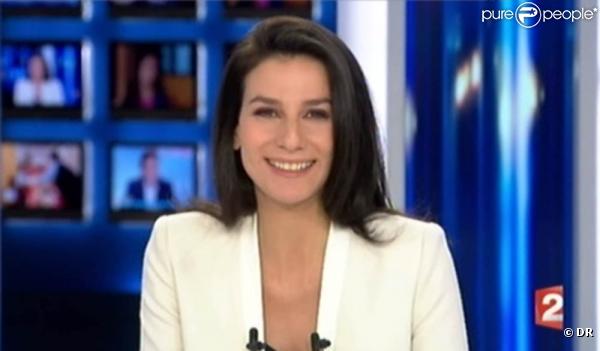 Marie Drucker, très chic dans son tailleur blanc pour la présentation du JT de 20 Heures de France 2, samedi 30 octobre 2010. A un détail près...