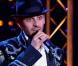 Ricky et sa veste qui brûle les yeux !