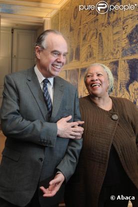 Mercredi 3 novembre 2010, l'auteure Toni Morrison, déjà lauréate du Pulitzer et du Nobel de littérature, recevait les insignes d'officier de la Légion d'honneur des mains de Frédéric Mitterrand, à Paris.