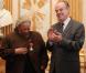 Mercredi 3 novembre 2010, l'auteure Toni Morrison, déjà lauréate du Pulitzer et du Nobel de littérature, recevait les insignes d'officier de la Légion d'honneur des mains de Frédéric Mitterrand, à Paris.