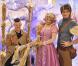 Charlie Le Mindu, coiffeur de Lady GaGa, et les personnages du dessin animé lors de la présentation du film Raiponce à Disneyland Paris le 6 novembre 2010