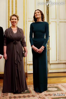 Mars 2010 : Nicolas Sarkozy et Carla Bruni reçoivent à l'Elysée le couple présidentiel russe, Dmitri Medvedev et sa femme Svetlana. Carla Bruni, superbe, confirme qu'elle est... une exception française.