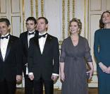 Mars 2010 : Nicolas Sarkozy et Carla Bruni reçoivent à l'Elysée le couple présidentiel russe, Dmitri Medvedev et sa femme Svetlana. Carla Bruni, superbe, confirme qu'elle est... une exception française.
