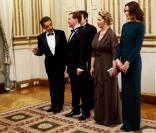 Mars 2010 : Nicolas Sarkozy et Carla Bruni reçoivent à l'Elysée le couple présidentiel russe, Dmitri Medvedev et sa femme Svetlana. Carla Bruni, superbe, confirme qu'elle est... une exception française.