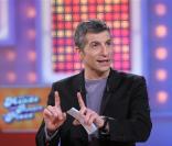 Nagui sur le plateau de  Tout le monde veut prendre sa place , jeu qu'il anime quotidiennement sur France 2.
