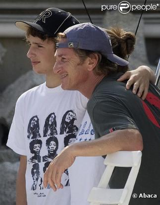 Sean Penn et son fils Hooper en février 2009 