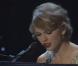 Taylor Swift interprétait son titre Back to December (sa chanson "dédiée" à Taylor Lautner) aux CMA Awards, le 10 novembre 2010.