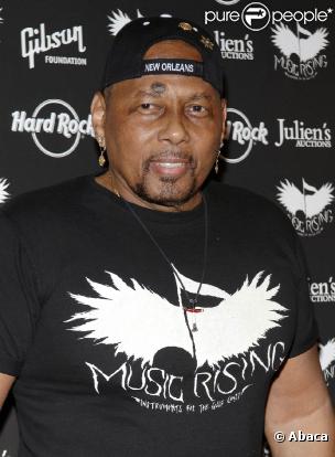 Aaron Neville, 69 ans, a épousé le 13 novembre 2010 sa compagne Sarah, avec qui le coup de foudre avait eu lieu en 2008 lors d'un photo shoot pour le magazine People.