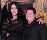 Cher laisse ses empreintes au Grauman's Chinese Theatreen compagnie de son fils Chaz Bono, à Hollywood, le 18 novembre 2010