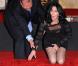 Cher laisse ses empreintes au Grauman's Chinese Theatre, à Hollywood, le 18 novembre 2010