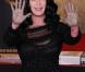 Cher laisse ses empreintes au Grauman's Chinese Theatre, à Hollywood, le 18 novembre 2010