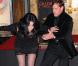 Cher laisse ses empreintes au Grauman's Chinese Theatre, à Hollywood, le 18 novembre 2010
