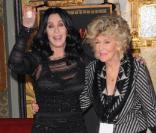 Cher laisse ses empreintes au Grauman's Chinese Theatre en compagnie de sa mère Georgia Holt, à Hollywood, le 18 novembre 2010