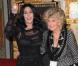 Cher laisse ses empreintes au Grauman's Chinese Theatre en compagnie de sa mère Georgia Holt, à Hollywood, le 18 novembre 2010