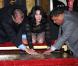 Cher laisse ses empreintes au Grauman's Chinese Theatre, à Hollywood, le 18 novembre 2010