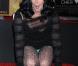 Cher laisse ses empreintes au Grauman's Chinese Theatre, à Hollywood, le 18 novembre 2010