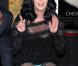 Cher laisse ses empreintes au Grauman's Chinese Theatre, à Hollywood, le 18 novembre 2010