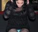 Cher laisse ses empreintes au Grauman's Chinese Theatreen compagnie de son fils Chaz Bono, à Hollywood, le 18 novembre 2010