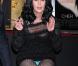 Cher laisse ses empreintes au Grauman's Chinese Theatre, à Hollywood, le 18 novembre 2010