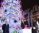 Mathilda May donne le coup d'envoi des illuminations de Noël du Forum des Halles, à Paris. La comédienne est en grande forme et prend son rôle très à coeur. 18 novembre 2010