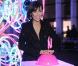 Mathilda May donne le coup d'envoi des illuminations de Noël du Forum des Halles, à Paris. La comédienne est en grande forme et prend son rôle très à coeur. 18 novembre 2010