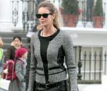 Quand Elle Macpherson dégaine son look de rockeuse, on valide. Pantalon  aux chevilles, escarpins Isabel Marant, veste en tweed, elle est au top.