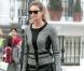 Quand Elle Macpherson dégaine son look de rockeuse, on valide. Pantalon  aux chevilles, escarpins Isabel Marant, veste en tweed, elle est au top.