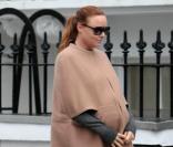 Stella McCartney ne lâche plus sa cape camel. Enceinte et lookée, elle mise sur les essentiels de la saison !<br />