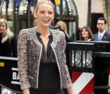 En veste Chanel et boots Louboutin, Blake Lively twiste son look avec une paire de collants bordeaux. 