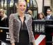 En veste Chanel et boots Louboutin, Blake Lively twiste son look avec une paire de collants bordeaux. 