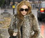 Manteau en fausse fourrure et total look black, une valeur sûre pour la délicieuse Kylie Minogue 
