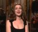 Anne Hathaway : Hilarante dans la peau de Katie Holmes et de Kate Middleton !