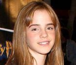 Emma Watson arrive à la première d' Harry Potter et la chambre des secrets , à Los Angeles le 14 novembre 2002 