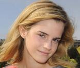 Emma Watson pose durant le défilé Giambattista Valli, à Paris le 2 Octobre 2008. 