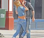 Adam Levine et sa compagne Anne Vyalitsyna sur le tournage du clip Misery 