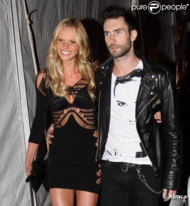 Adam Levine et sa compagne Anne Vyalitsyna lors d'une sortie en novembre 2010 