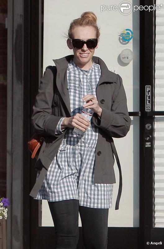 Toni Collette, enceinte, et son mari Dave Galafassi et sa belle-soeur sont allés dans un spa thaïlandais dans le quartier thaïlandais de Los Angeles au mois de novembre 2010