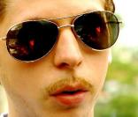 Michael Cera affublé d'une moustache et de lunettes vintage dans  Be bad  de Miguel Arteta, sortie en salles en 2008.