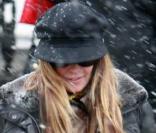 Elle Macpherson sous la neige à Londres, le 30 novembre 2010.