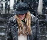 Elle Macpherson sous la neige à Londres, le 30 novembre 2010.