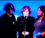 Susan Boyle à  The View , le 30 novembre 2010, entourée de Sherri Shepherd et Whoopi Goldberg 